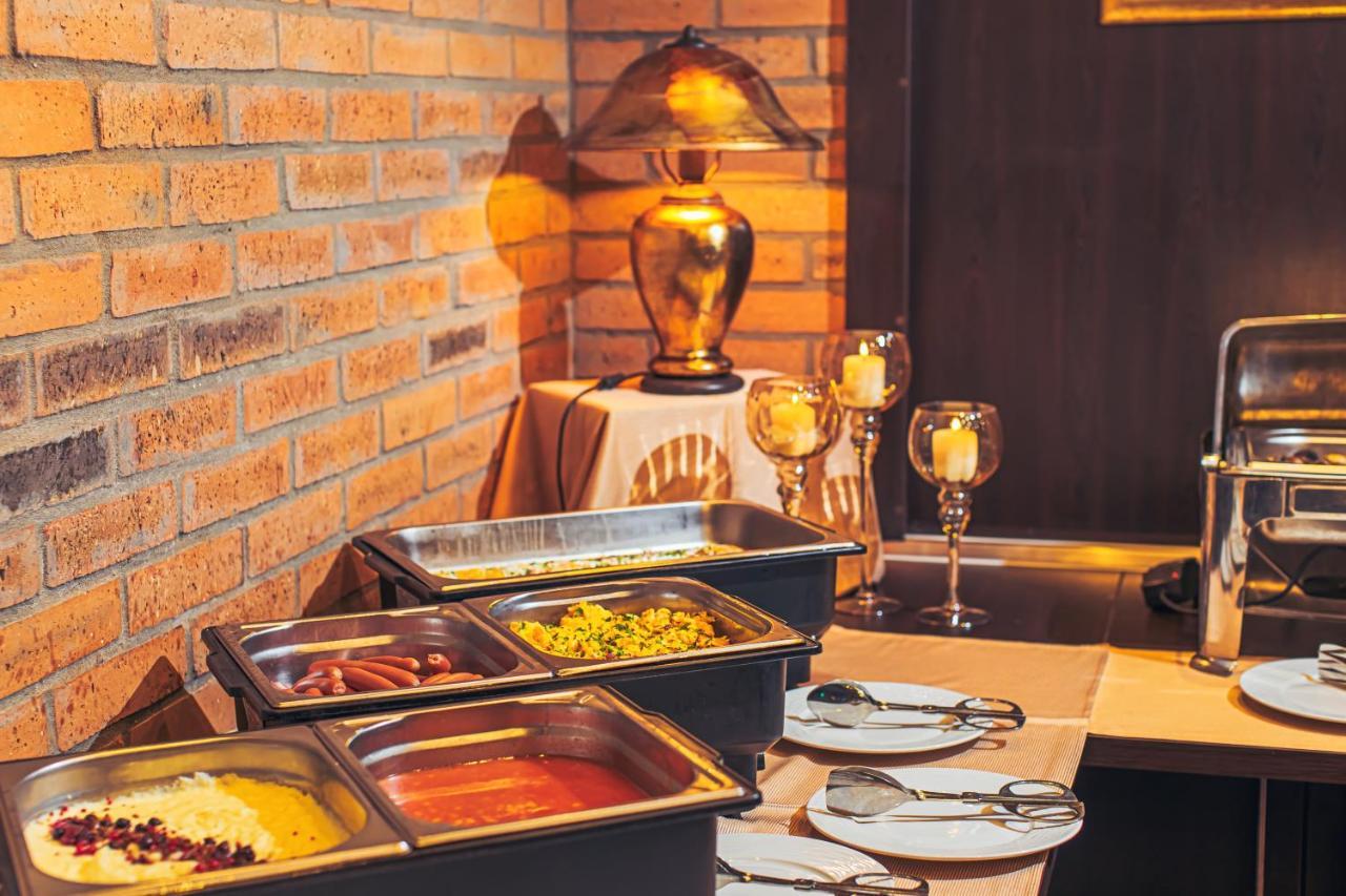 Komlo Hotel Gyula Eksteriør bilde
