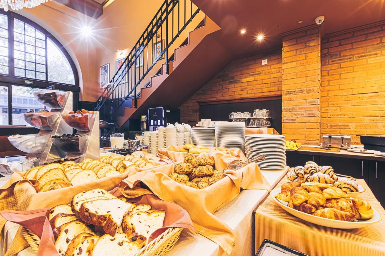 Komlo Hotel Gyula Eksteriør bilde