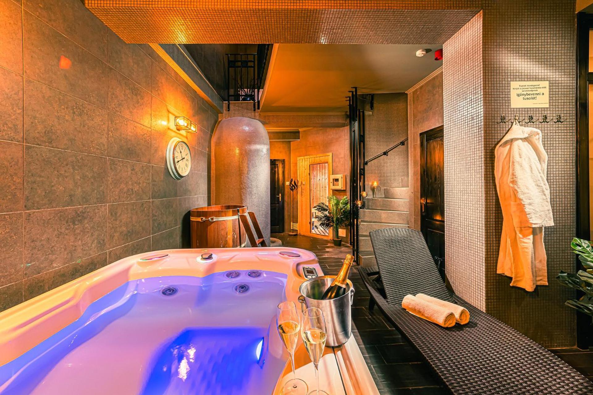 Komlo Hotel Gyula Eksteriør bilde