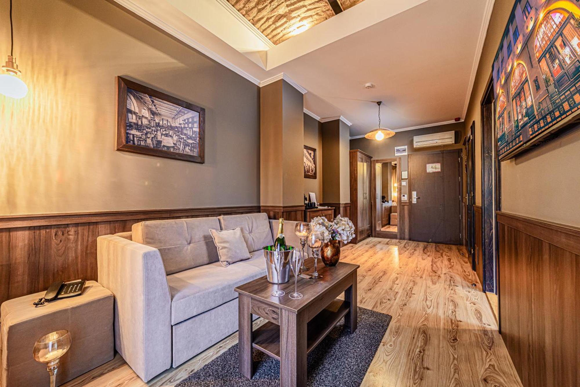 Komlo Hotel Gyula Eksteriør bilde