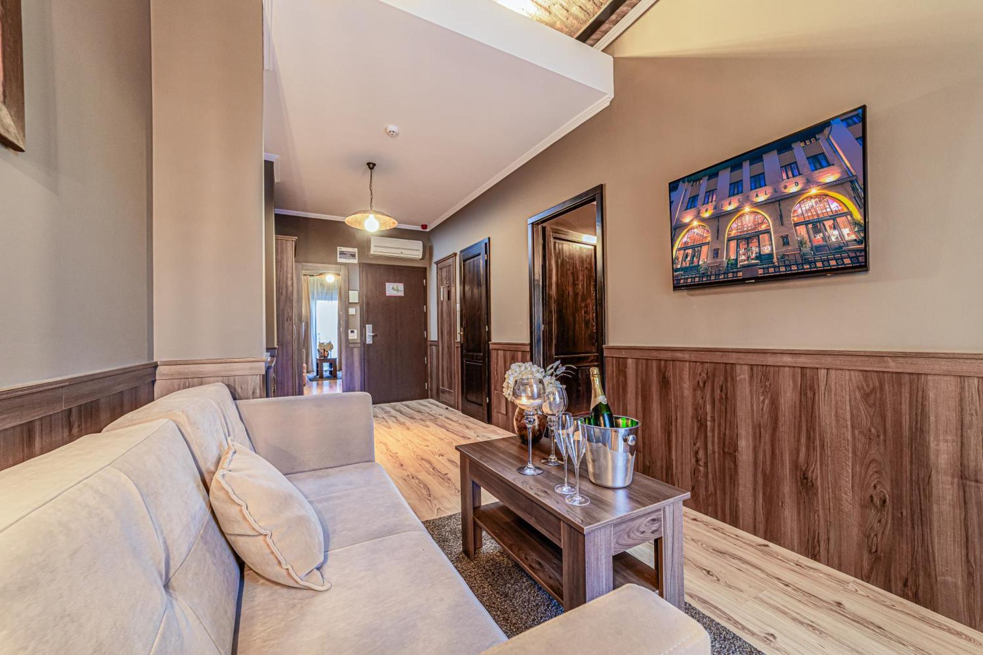 Komlo Hotel Gyula Eksteriør bilde