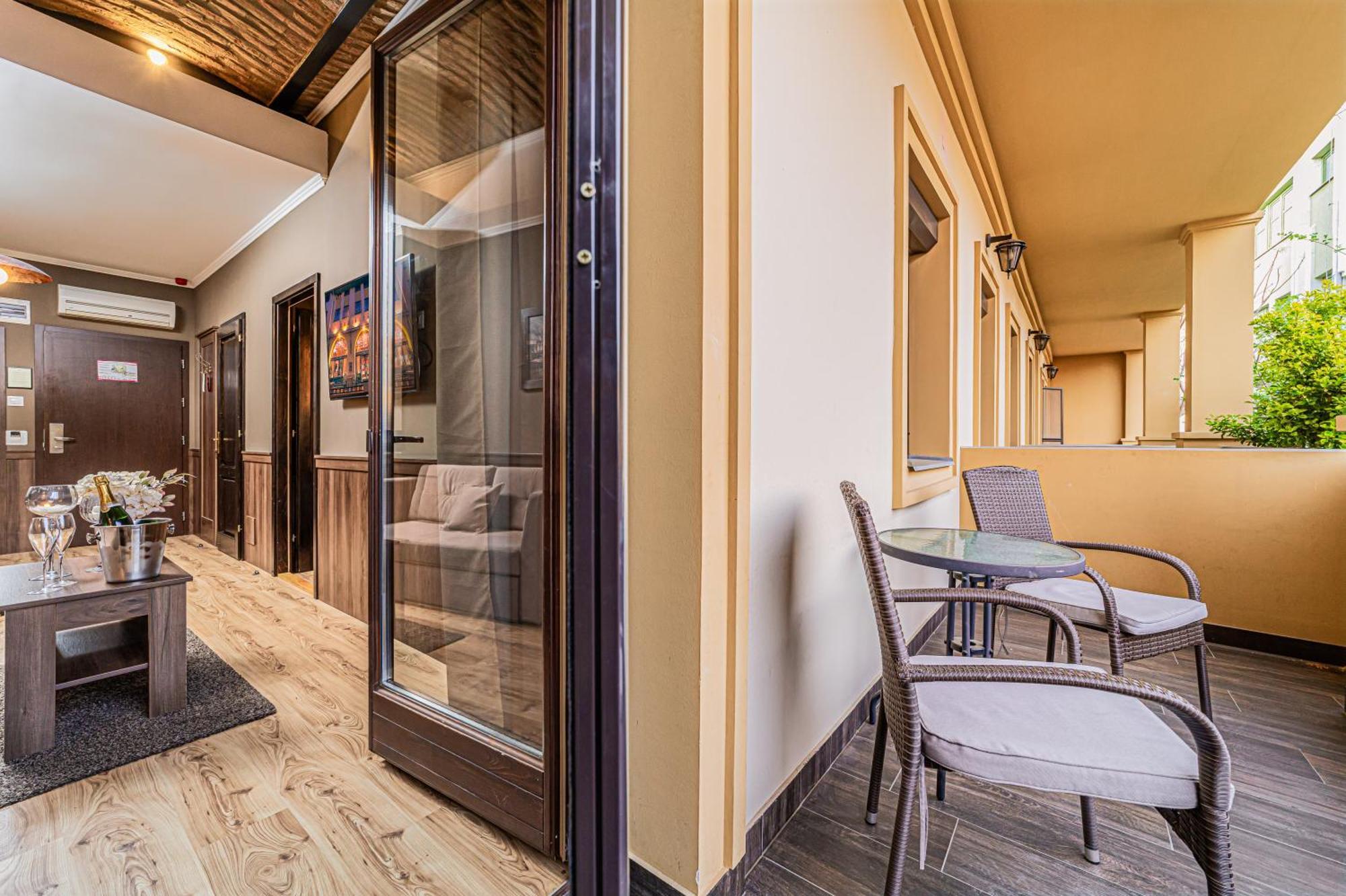 Komlo Hotel Gyula Eksteriør bilde