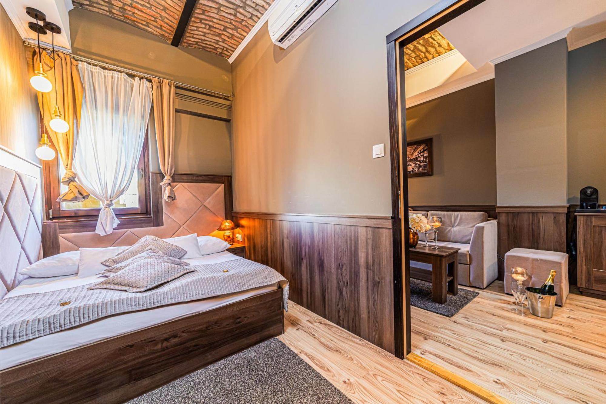 Komlo Hotel Gyula Eksteriør bilde