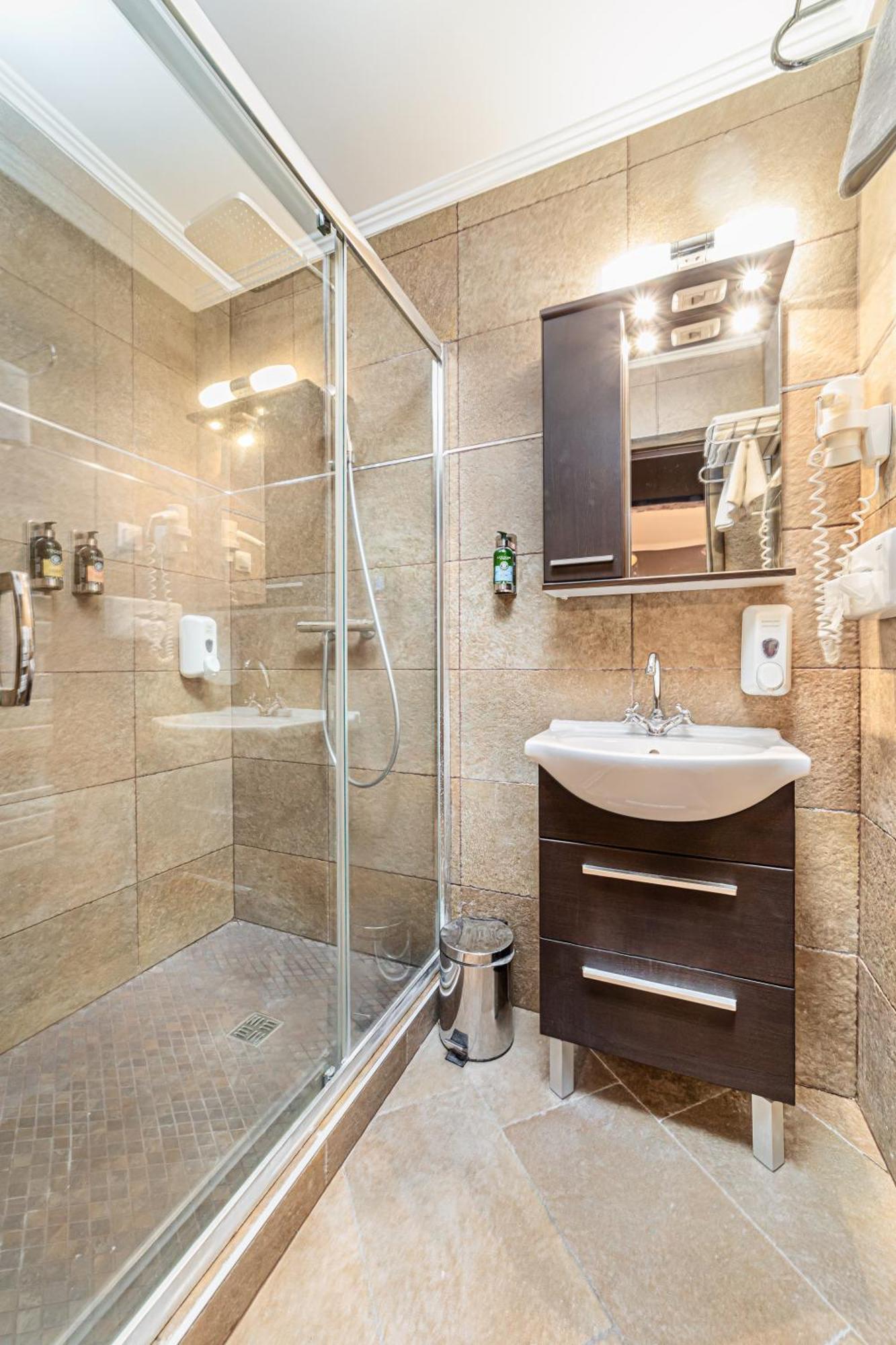 Komlo Hotel Gyula Eksteriør bilde