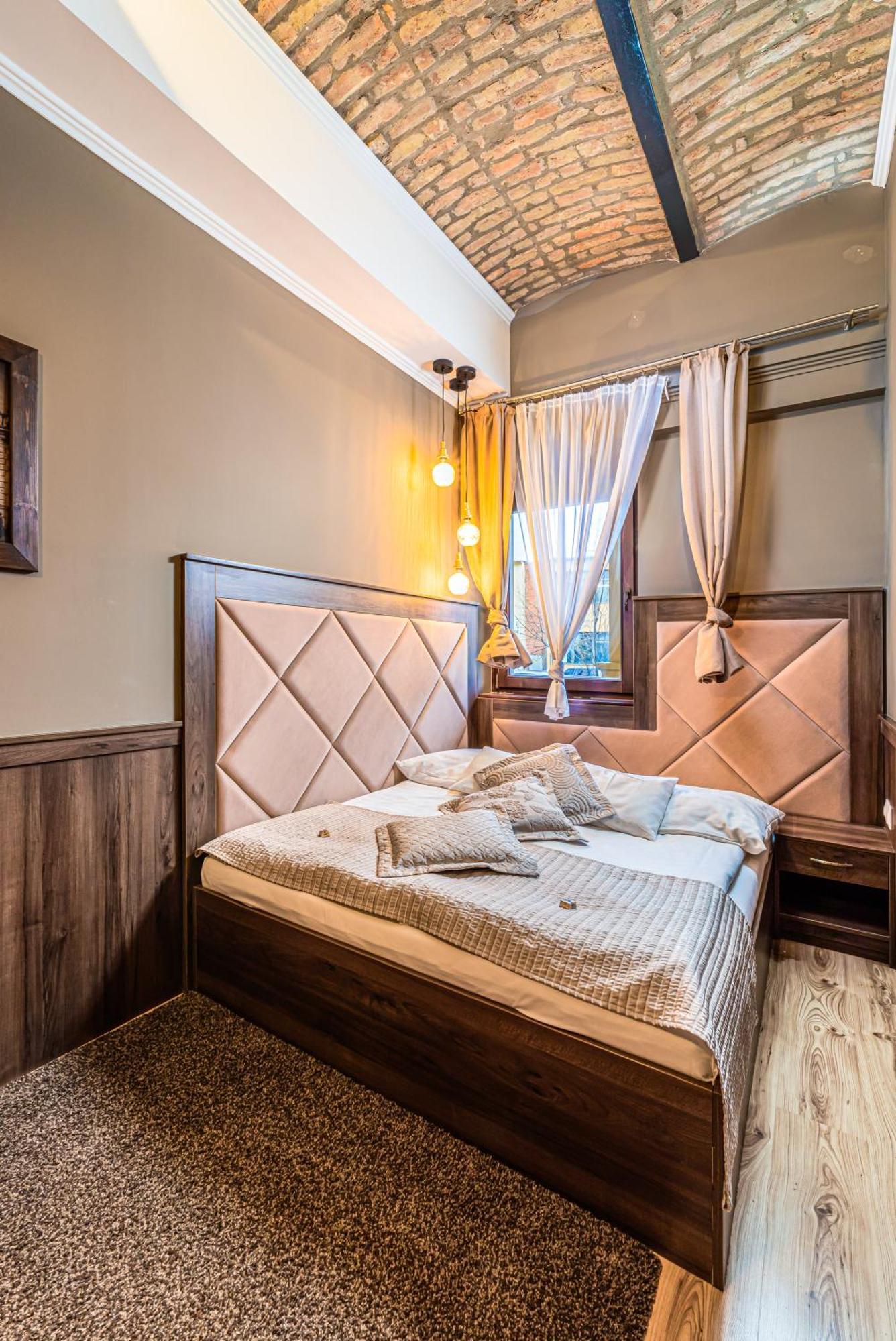 Komlo Hotel Gyula Eksteriør bilde
