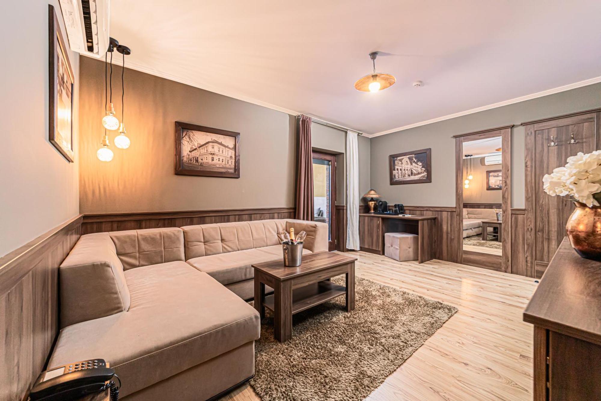 Komlo Hotel Gyula Eksteriør bilde