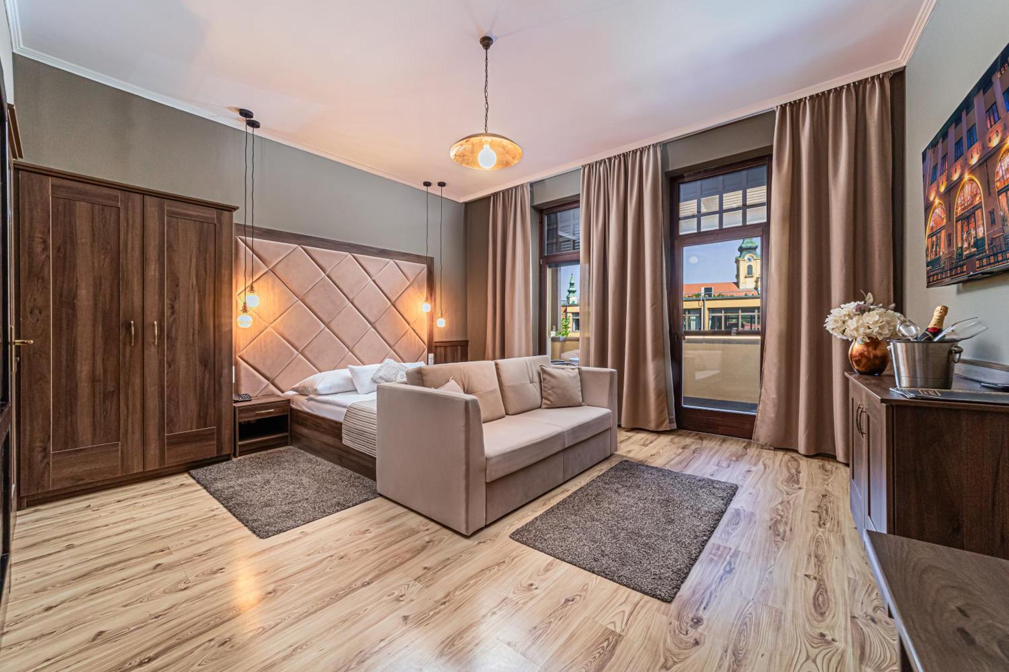 Komlo Hotel Gyula Eksteriør bilde
