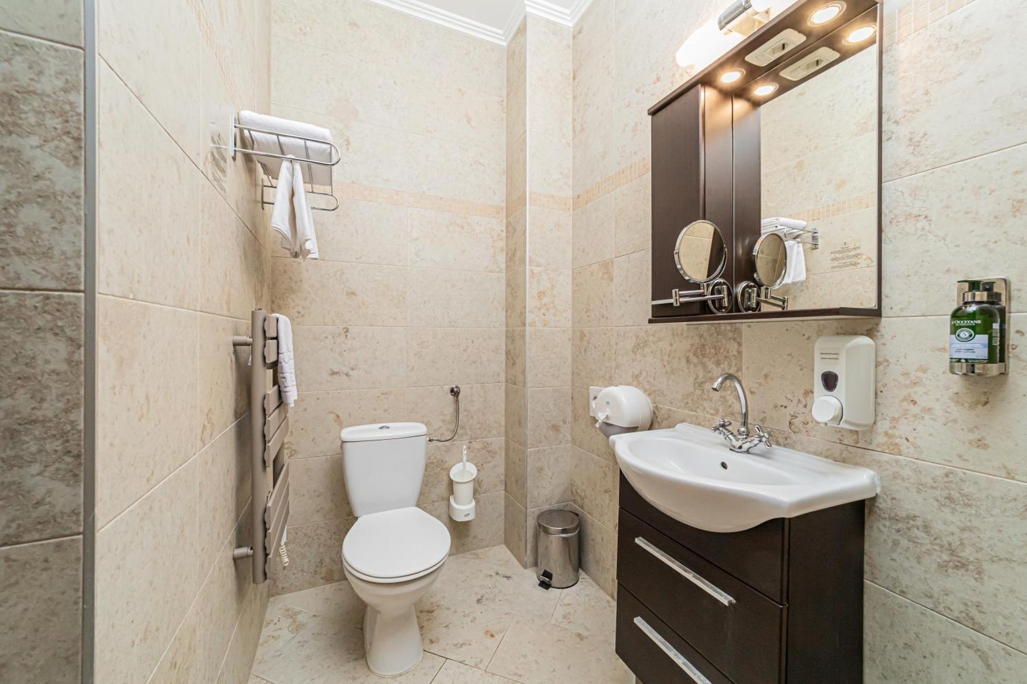 Komlo Hotel Gyula Eksteriør bilde