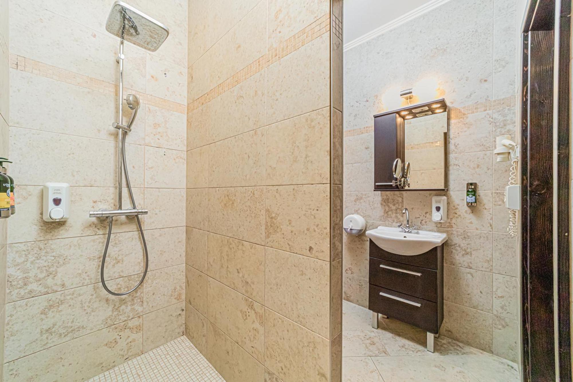 Komlo Hotel Gyula Eksteriør bilde
