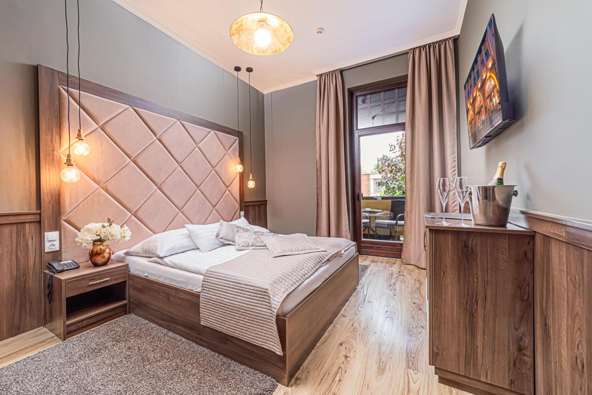 Komlo Hotel Gyula Eksteriør bilde