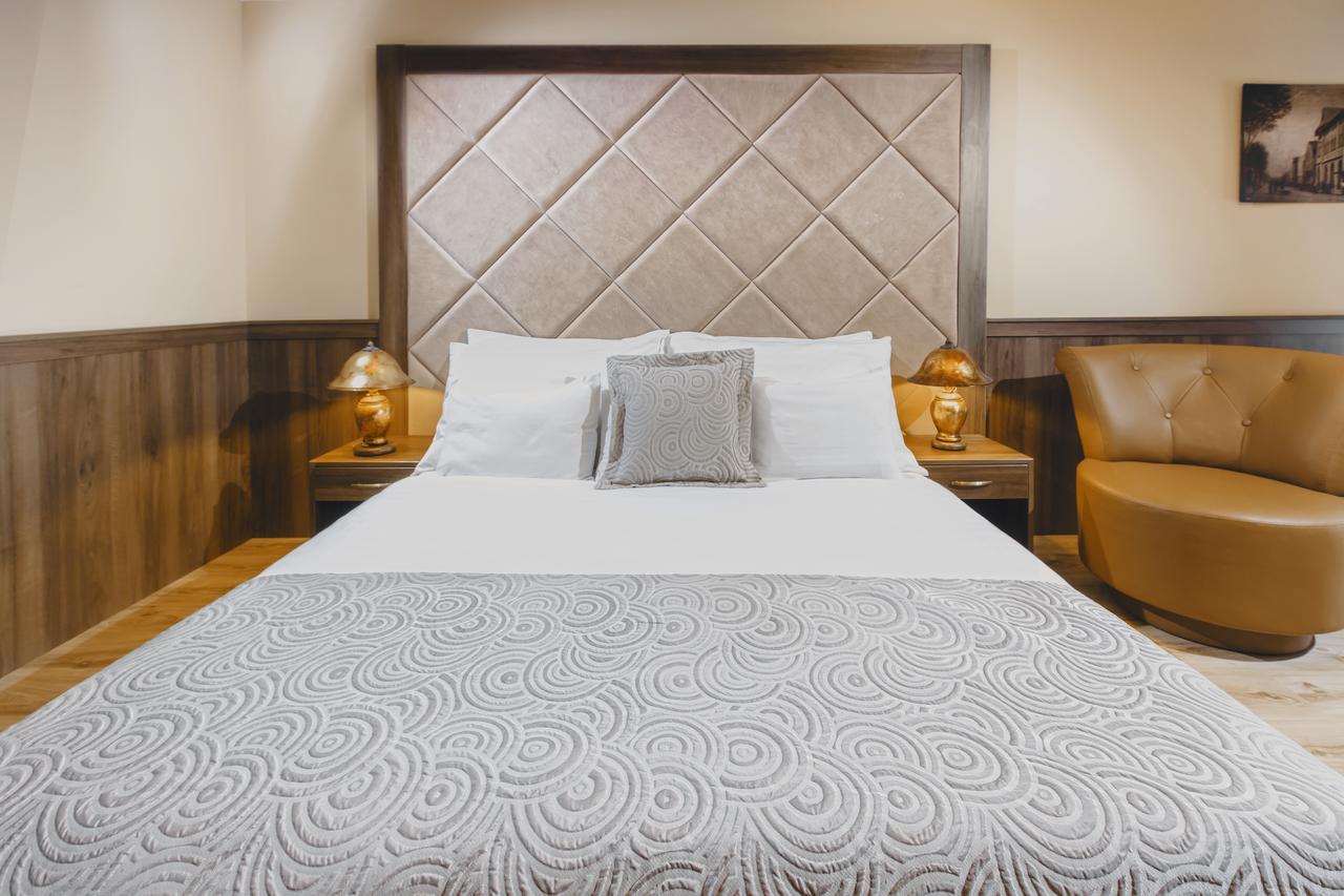 Komlo Hotel Gyula Eksteriør bilde